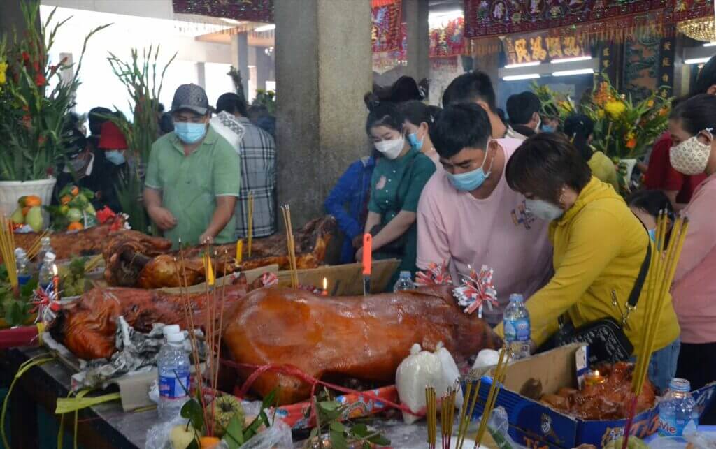 Lễ hội Vía Bà Chúa Xứ Núi Sam, bạn cần lưu ý những điều gì khi tham gia: Mua nhang, đèn và các mặt hàng khác từ các nhà cung cấp đáng tin cậy.