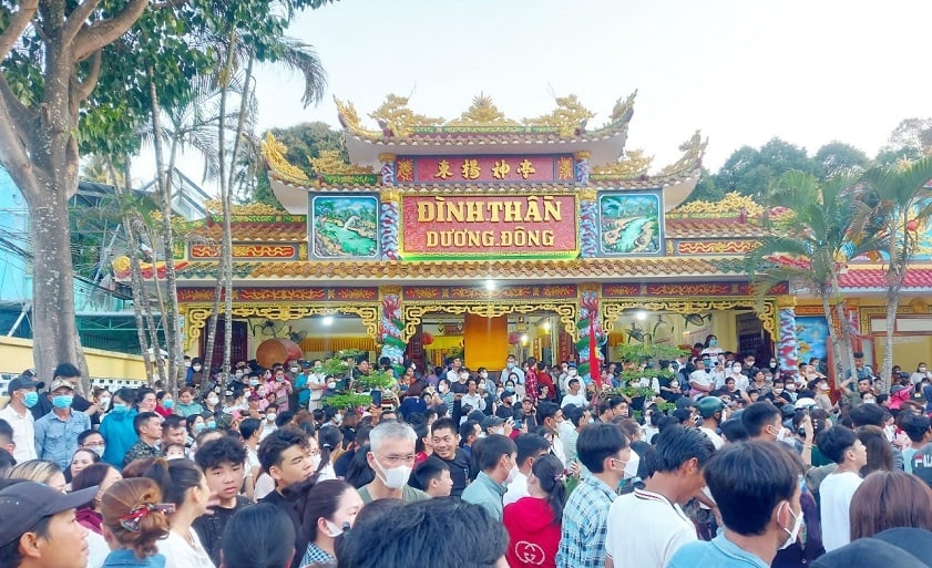 Vào ngày hội, toàn thể hương chức, dân làng, Ban tế tự tập trung đông đủ để toàn tâm toàn ý tham gia buổi tối cầu lễ thần.