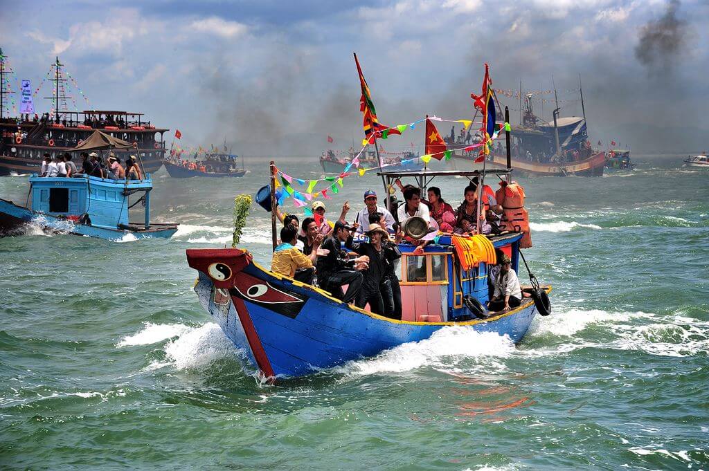 Sự kiện này mang đến cho hòn đảo một bầu không khí nghỉ lễ sôi động và hấp dẫn, thu hút mọi người háo hức mua sắm và tham gia các lễ hội