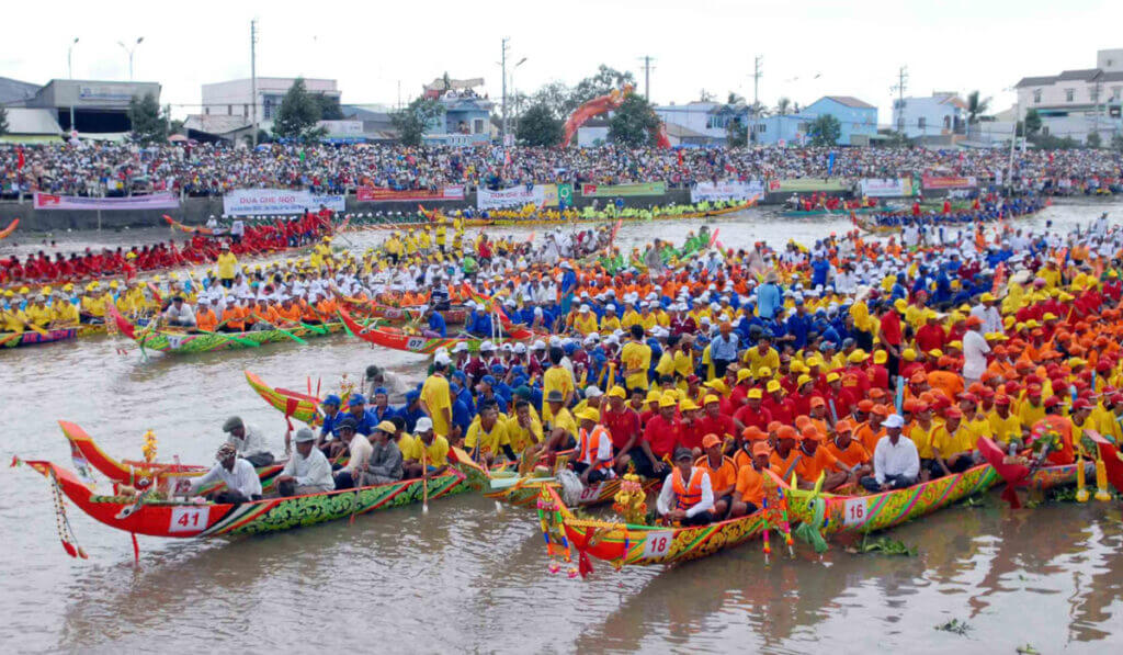 Lễ hội đua Ghe Ngo, một môn thể thao truyền thống của người Khmer được tổ chức trong lễ hội Ok Om Bok