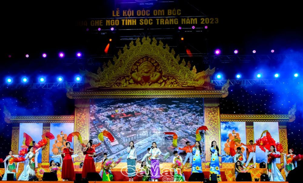 Lễ hội Ok Om Bok hay Óóc om bóóc (Phiên âm: Ak Ambok, tiếng Khmer: អកអំបុក, IPA: [ʔɑk ɑmboːk]) hay hội đút cốm dẹp hay lễ hội Cúng trăng
