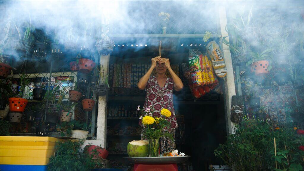 Những chiếc bàn này thường có bánh men, gạo, muối và một số tiền nhỏ