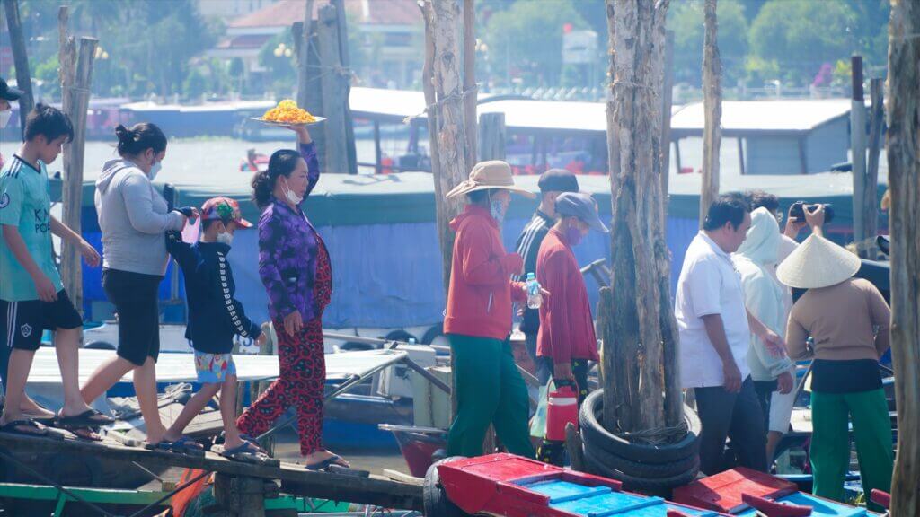 Một số địa phương chọn ngày 15 hoặc 16 tháng giêng âm lịch, trong khi những nơi khác lại ấn định vào ngày 5 tháng 5 âm lịch hoặc ngày 15 tháng 7 âm lịch, phổ biến nhất là ngày 19 tháng giêng âm lịch