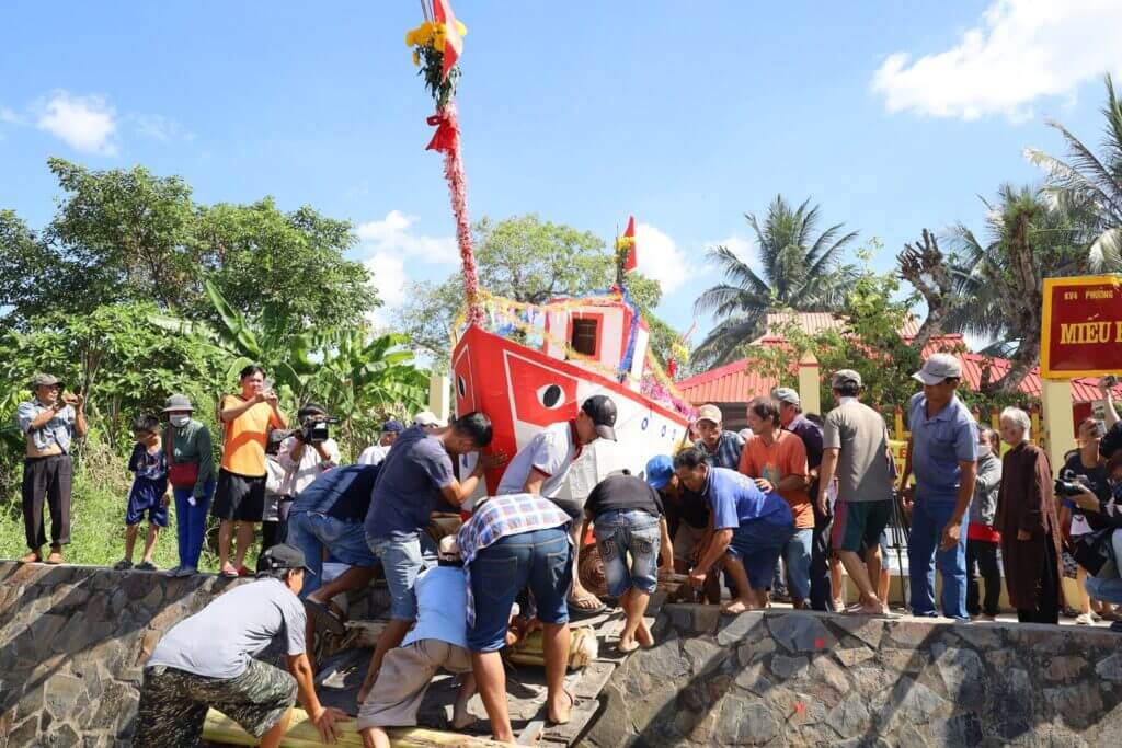 Đến thời gian quy định, người ta đưa thuyền trở ra sân và khiêng xuống bờ sông.