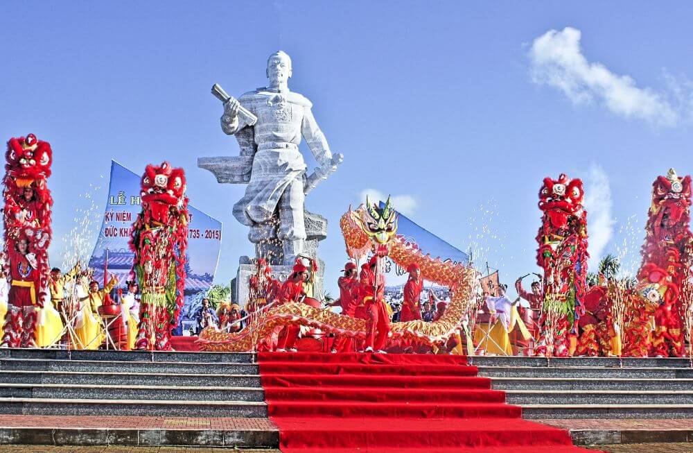 Lễ hội được tổ chức tại Khu di tích Lịch sử - Văn hóa núi Bình San, Tượng đài Mạc Cửu, Sân lễ thị trấn với các trò chơi dân gian truyền thống, chương trình âm nhạc