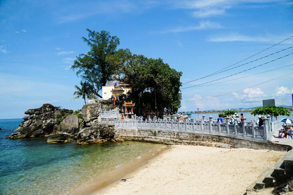 Hàng năm, vào ngày rằm tháng 10 âm lịch, người dân địa phương và du khách đều hội tụ về chùa Dinh Cậu ở Phú Quốc.