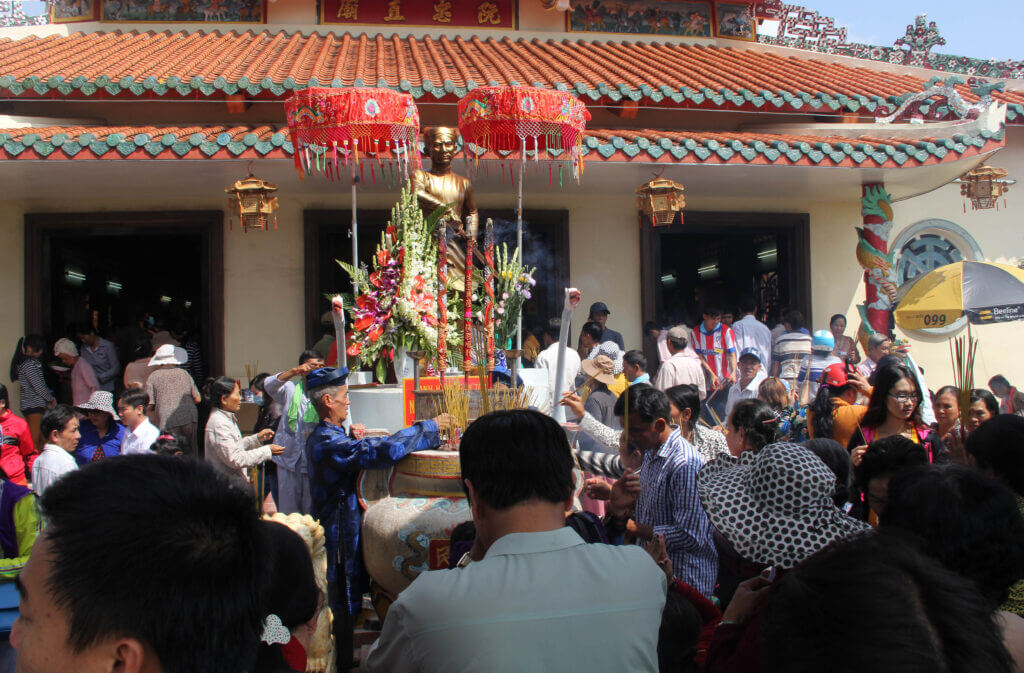 Một tuần trước Lễ hội Nguyễn Trung Trực ở Kiên Giang, khu vực phường Vĩnh Thạnh, thành phố Rạch Giá, nơi có đình, trở nên sôi động