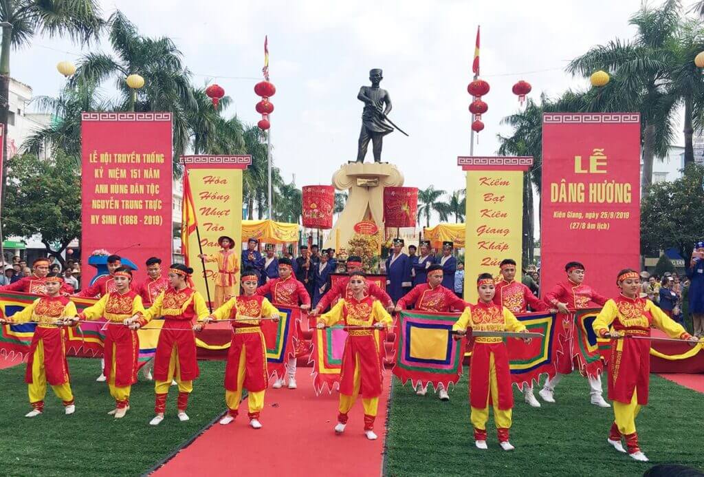Lễ hội Nguyễn Trung Trực bắt đầu bằng nghi thức do trụ trì hoặc quản lý đình thờ chủ trì