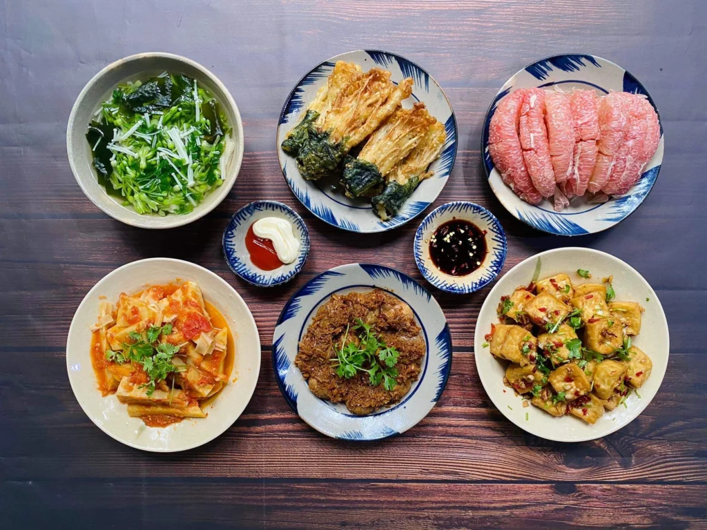Một số món gợi ý cho bữa ăn chay gồm có nấm xào, cải chíp xào nấm hương, chả chay sốt cà chua và các món đậu phụ đa dạng