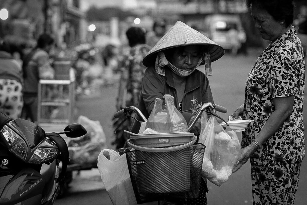 Lời chúc lễ Vu Lan báo hiếu ý nghĩa dành cho Mẹ: Mẹ luôn là người ôm con vào lòng để an ủi và động viên mỗi khi con buồn.