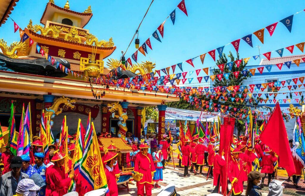 Lễ hội Nghinh Ông (Lễ hội Nghinh Ông Thủy Tướng) có ý nghĩa sâu sắc đối với ngư dân và người đi biển ven biển.