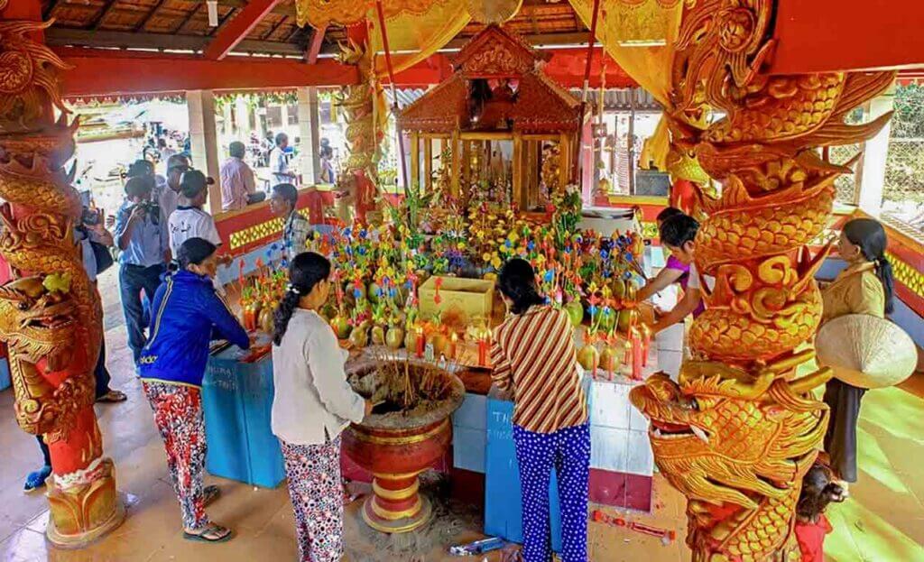 Lễ Cúng Dừa hay còn gọi là Lễ hội Thác Côn là một lễ hội truyền thống được trân quý của đồng bào Khmer