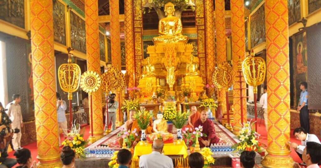 Theo truyền thống, Tết của người Khmer tập trung quanh các ngôi chùa Khmer.