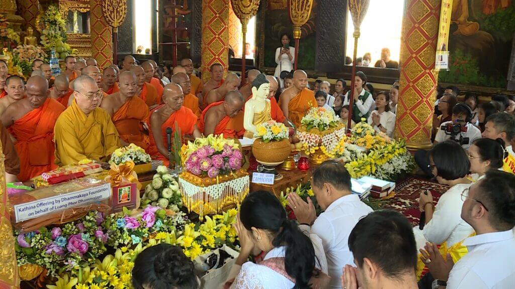 Lễ hội Kathina hay còn gọi là lễ dâng hoa và y cà sa của người Khmer ở ​​tỉnh Sóc Trăng
