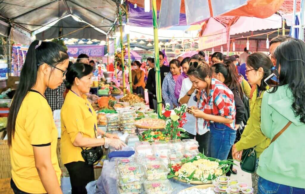Lễ hội Bánh dân gian Nam Bộ, một lễ hội nổi bật ở miền Tây, được tổ chức thường niên cấp quốc gia tại thành phố Cần Thơ.