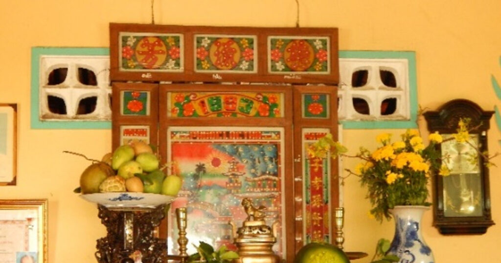Trong mỗi gia đình miền Nam, bàn thờ tổ tiên luôn mang sự thiêng liêng và tôn kính nhất
