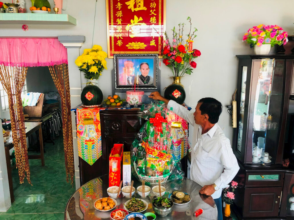 Trong ngày giỗ Tết, gia chủ bày hoa, trái cây, nước, rượu, cỗ bàn, chén, đũa, muỗng trên bàn thờ.