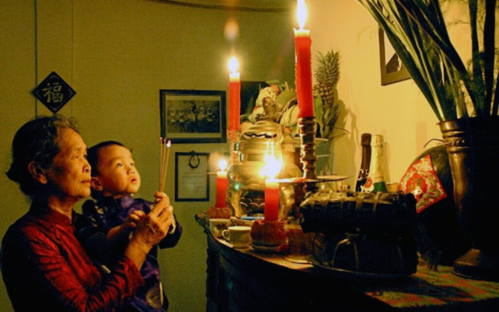 Trong các nghi lễ thờ cúng, khấn là lời thì thầm trong miệng khi cúng