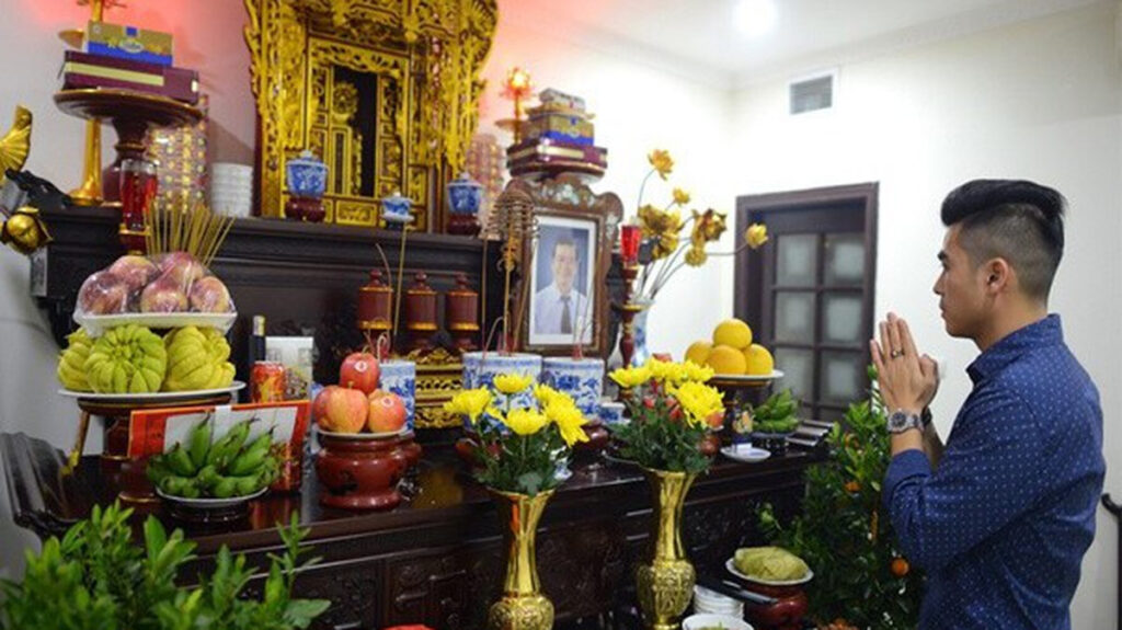 Nghi thức thờ cúng ông bà ở Nam Bộ: Vái thay thế cho động tác cúi chào truyền thống