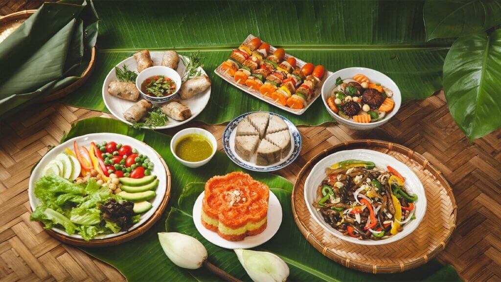 Trước ngày cúng, cần giữ cơ thể sạch sẽ khoảng hai ngày và tránh sử dụng các loại thực phẩm có mùi để không làm ô uế bản thân.