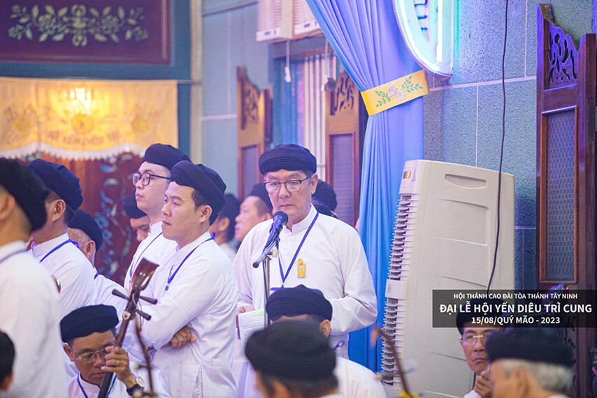 Khi giờ lành đến, mọi người tụ họp để cung nghênh Đức Phật Mẫu và Cửu vị tiên nương