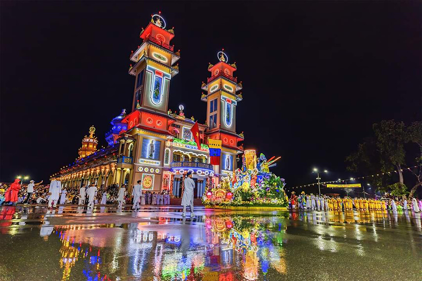 Đáng chú ý nhất của phần Hội là màn rước cộ bôn công phu xung quanh nội ô Tòa thánh Tây Ninh. Những chiếc kiệu này, được thiết kế phức tạp và được trang trí tỉ mỉ, dựa trên hình ảnh của Đức Phật mẫu và Cửu vị tiên nương