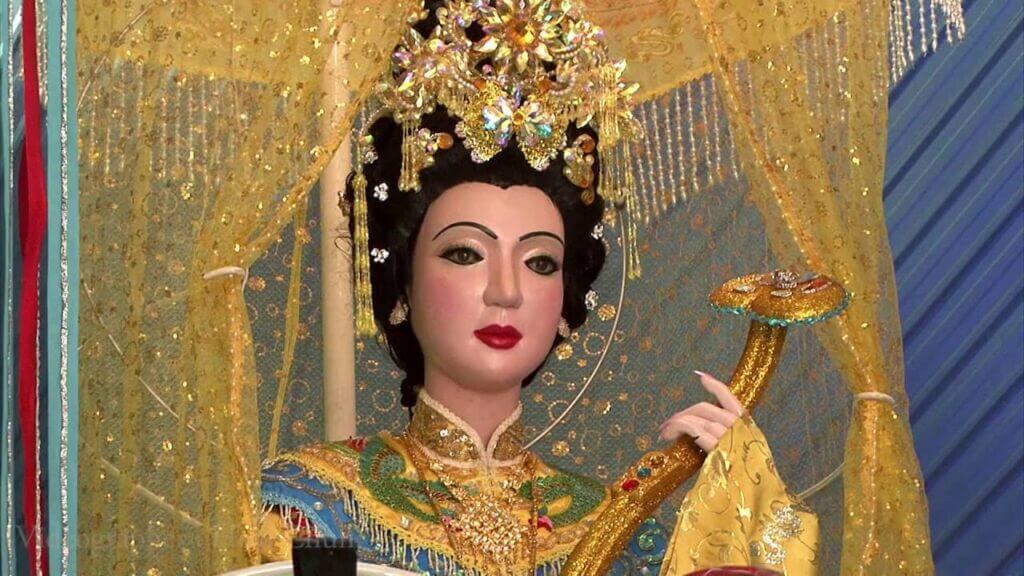 Vào 15 tháng 8 năm 1925, có 3 vị gồm Cao Quỳnh Cư, Phạm Công Tắc và Cao Hoài Sang đã lập bàn cầu cơ để thiết yến Đức Phật Mẫu và Cửu vị tiên nương