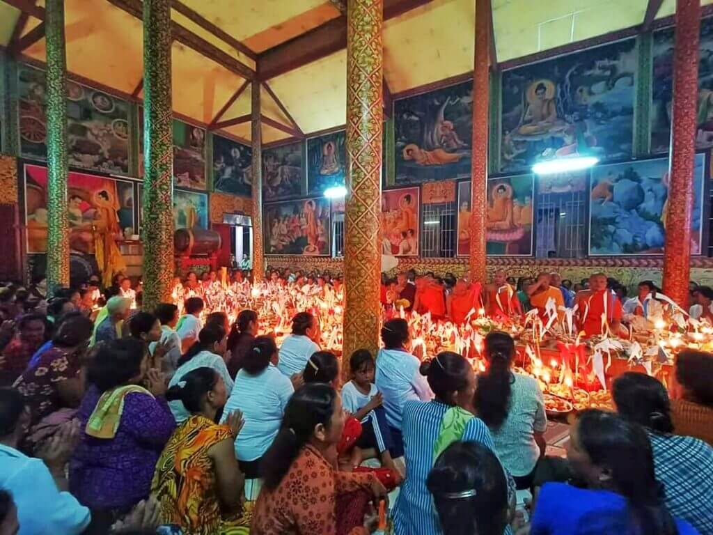 Vào ngày thứ hai của lễ Sene Dolta, vào khoảng giữa trưa, người Khmer chuẩn bị một mâm đầy cơm, bánh, trái cây và các lễ vật khác.