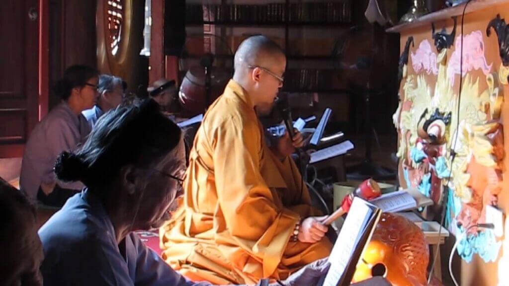 Vào ngày Đức Phật Di Lặc, các Phật tử thường thắp đèn, thắp hương và niệm Phật để bày tỏ lòng thành thành và lòng sùng mộ đối với Ngài