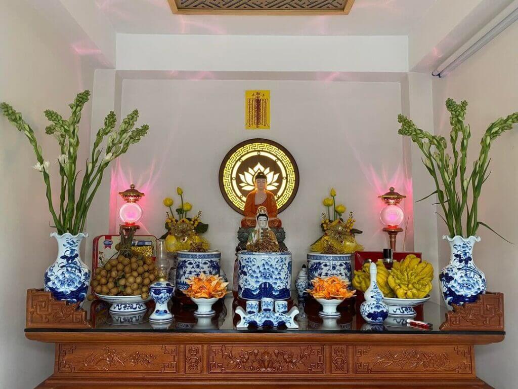 Dọn dẹp kỹ lưỡng làng xóm, nhà cửa, sân vườn và đặc biệt là khu vực bàn thờ trong ngày Phật Đản là cách để người Phật tử thể hiện lòng thành kính với Đức Phật