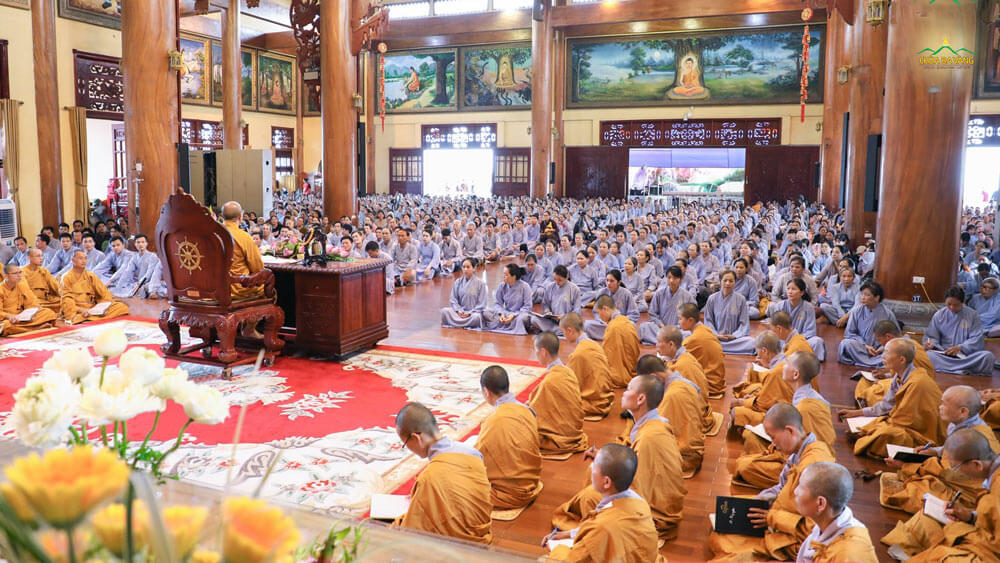 Trong dịp lễ Phật Đản, Phật tử thường đến chùa để nghe thuyết pháp, điều này giúp tâm hồn họ cảm thấy bình yên