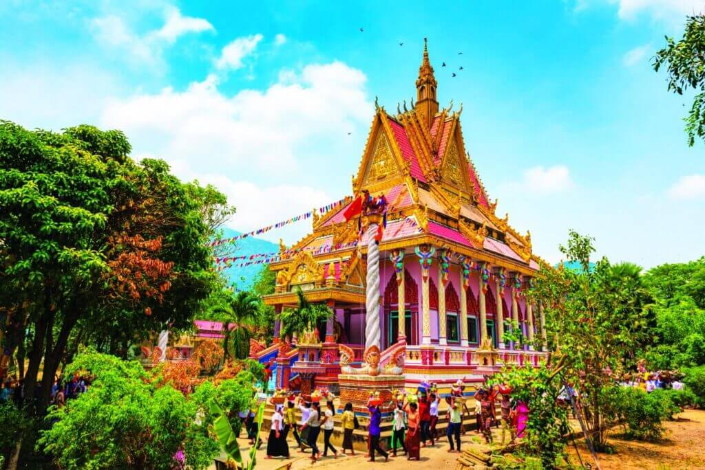 Tết cổ truyền Chol Chnam Thmay là gì? Tết Chol Chnam Thmay diễn ra vào đầu tháng Pôsăk còn được gọi là Tết "chịu tuổi