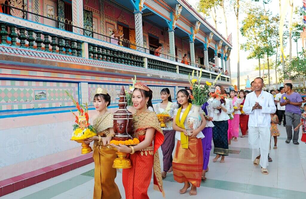 Ngày đầu tiên của dịp Tết (Thngay Chol Chnam Thmay), đồng bào mặc quần áo đẹp, mang nhang đèn, lễ vật đến dâng lên chùa