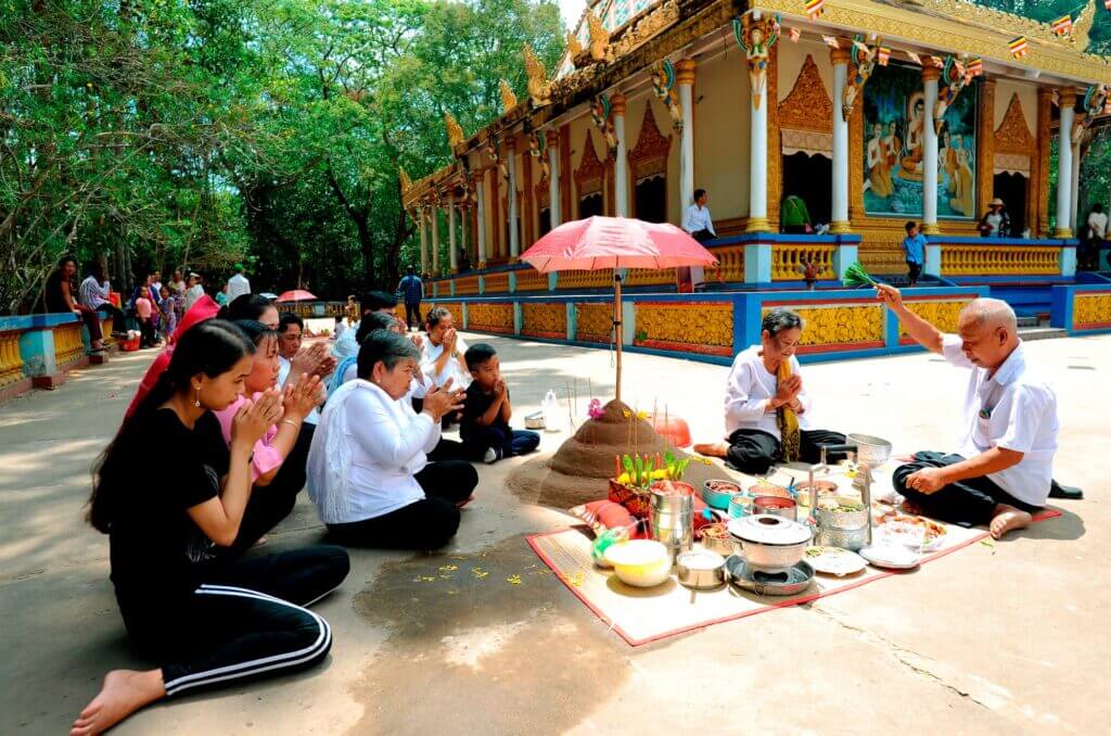 Đắp núi cát - nghi thức quan trọng trong Tết cổ truyền của đồng bào Khmer Nam bộ nhằm cầu bình an, giải hạn, cầu siêu cho vong linh những người đã khuất...