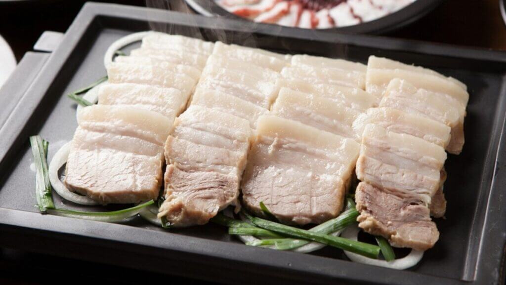 Từng miếng thịt lợn được luộc đến mức hoàn hảo, mềm, thơm và béo nhẹ kết hợp với nhiều loại rau tươi