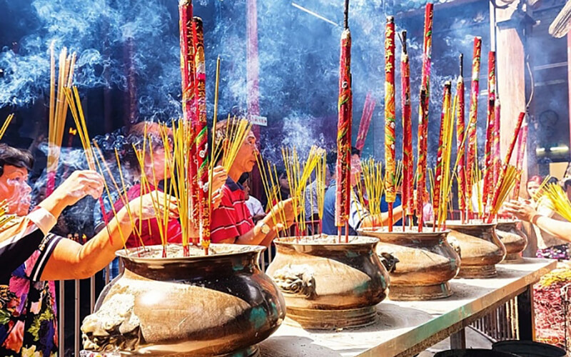 Vào ngày này, đặc biệt là các Phật tử, họ sẽ nhớ đến và tỏ lòng thành kính với công đức của đức Phật và các Bồ Tát