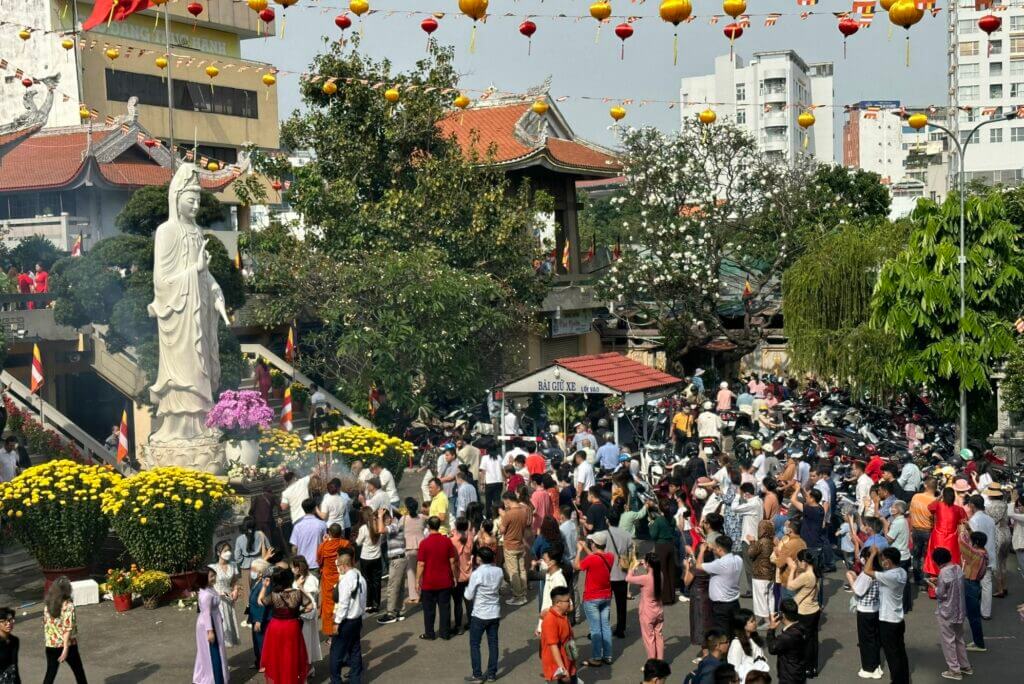 Để cầu bình an, người ta đến chùa thắp nhang (hương), lễ Phật và tha thiết cầu mong những kết quả thuận lợi