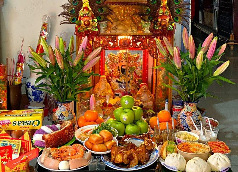 Chuẩn bị bàn thờ cho Thần Tài một cách gọn gàng và cẩn thận, đảm bảo sạch sẽ và ngăn nắp