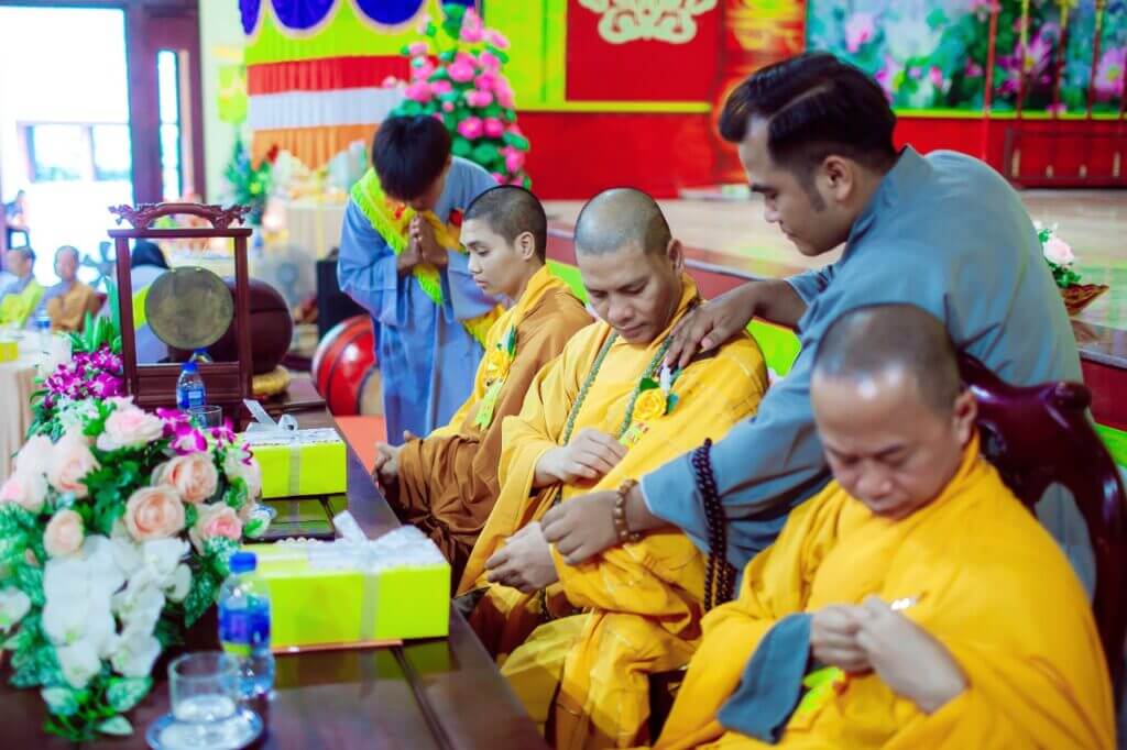 Hoa hồng vàng đại diện cho sự cứu độ chúng sinh, mượn thân tứ đại mà cha mẹ ban cho để giải thoát