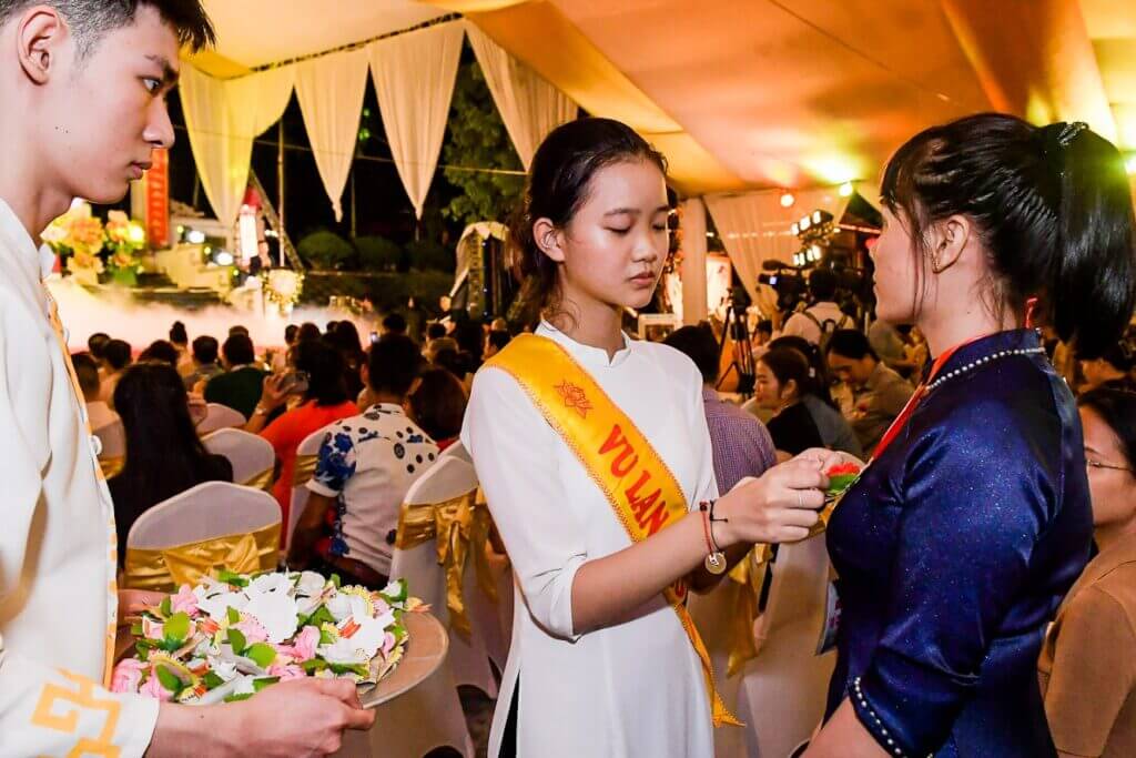 Vì Sao Lại Có Nghi Thức Hoa Hồng Cài Áo Trong Ngày Lễ Vu Lan? | Cửa Hàng Mỹ Keo