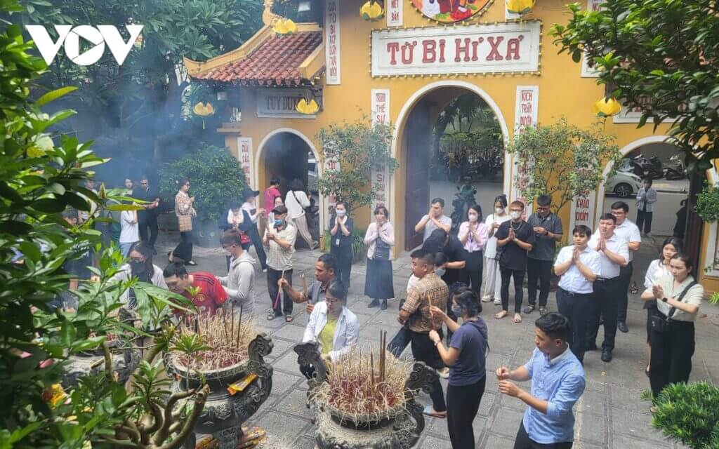 Lễ Vu Lan bạn nên đến chùa mang lại sự may mắn và bình an cho các thành viên trong gia đình.