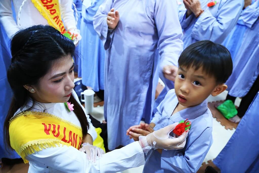 Người dân nói chung và các Phật tử nói riêng thường đi chùa, đeo hoa hồng, tụng kinh cầu nguyện cho tổ tiên, dâng lễ cho chư tăng và làm công quả