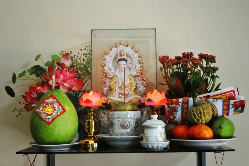 Bồ Tát Quán Thế Âm có xuất thân từ Phật giáo. Vì vậy, khi bày mâm cúng vào ngày vía Quan Âm, bạn nên chuẩn bị sẵn đồ ăn chay.