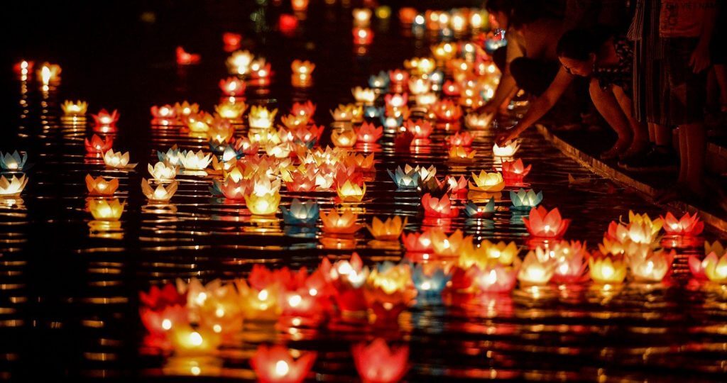 Mỗi chiếc đèn hoa đăng được thả ra với tấm lòng từ bi, như một ngọn hải đăng trí tuệ, tỏ lòng tôn kính chư Phật và tôn vinh những giá trị tinh thần, văn hóa, đạo đức mà người dân Việt Nam trân quý.