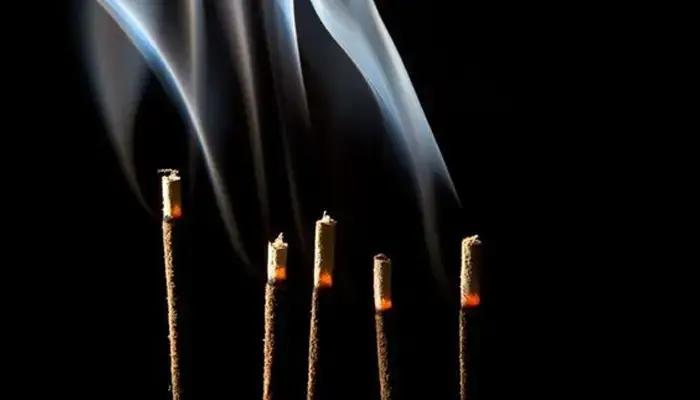 Gia chủ chỉ nên sử dụng 5 nén hương vào các dịp lễ quan trọng, như ngày vía Thần Tài hoặc các ngày giỗ chạp trong gia đình