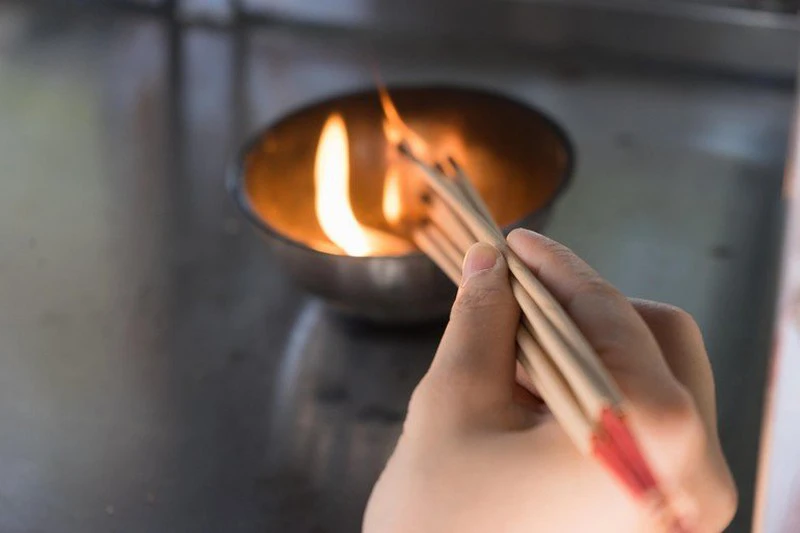 Thông thường, 9 nén hương được thắp trên bàn thờ để triệu hồi Ngọc Hoàng và Diêm Vương