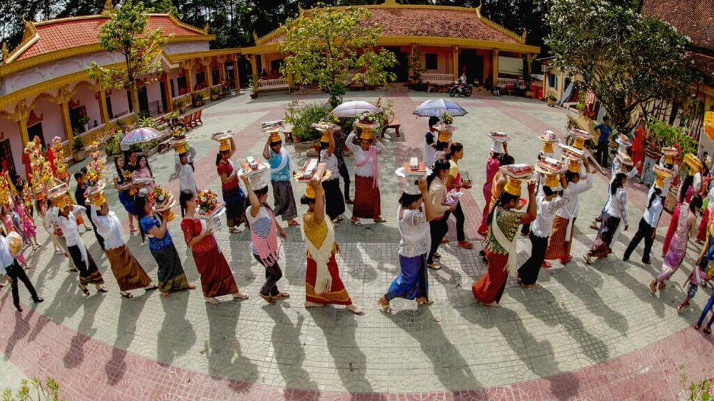 Người Khmer tổ chức lễ cúng trăng để tạ ơn thần mặt trăng đã che chở và mang lại mưa thuận gió hòa, mùa màng bội thu trong suốt năm qua