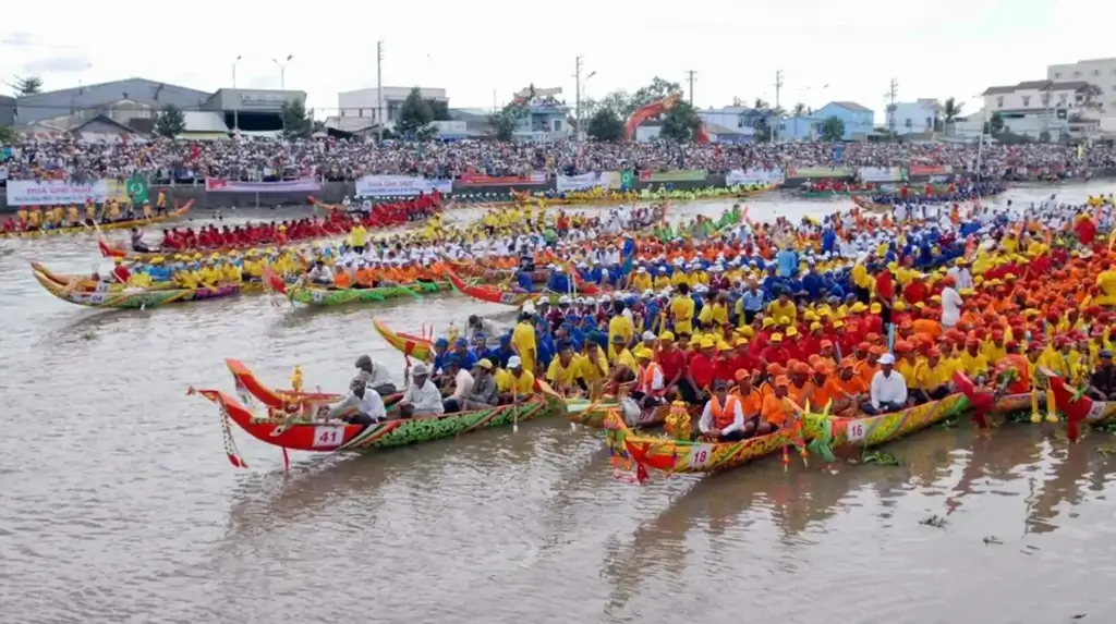 Đua ghe ngo dưới nước chính là hoạt động được mong chờ nhất diễn ra vào rằm tháng 10 âm lịch