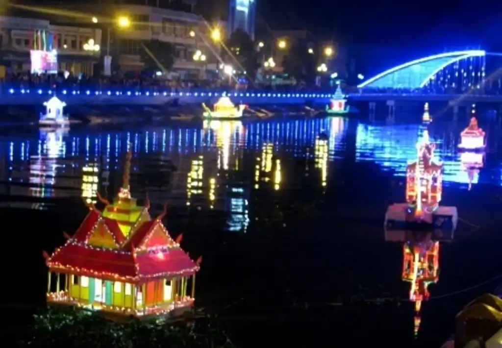 Những chiếc đèn, thường được làm từ tre, giấy quyến và dây kẽm, có hình dáng giống như một ngôi đền (vuông hoặc tròn)