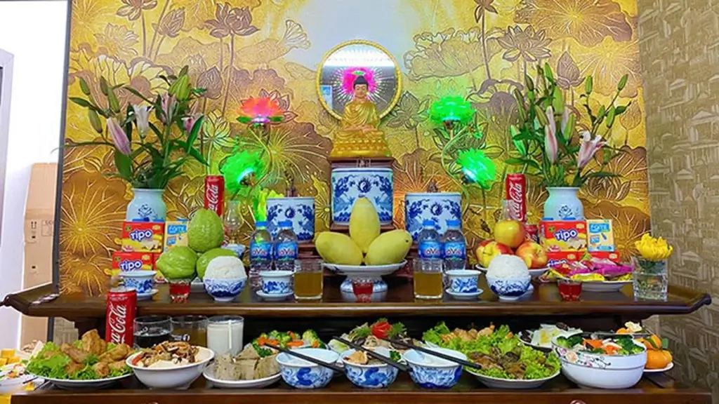 Đọc văn cúng thần linh trước, tiếp theo là văn cúng gia tiên